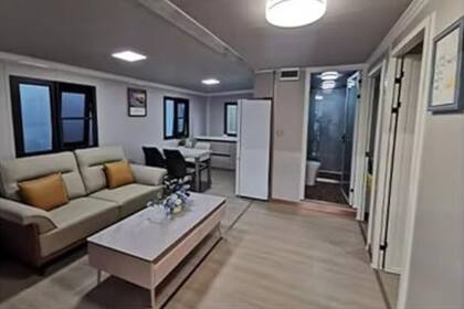 La propiedad cuenta con una altura de seis metros hasta el techo