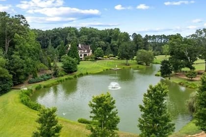 La propiedad cuenta con una lujosa residencia principal de 1400 m²