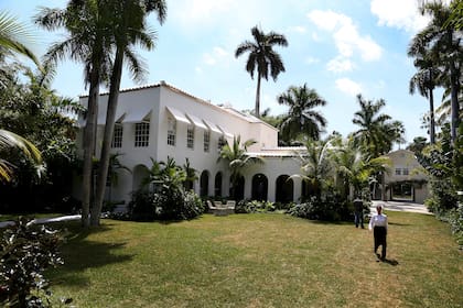 La propiedad de estilo colonial con siete dormitorios cuenta con tres casas: la casa de la entrada, la villa principal y la cabaña de la piscina