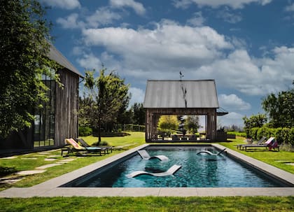 La propiedad de Mila Kunis y Ashton Kutcher tiene una piscina moderna en medio de su grande jardín