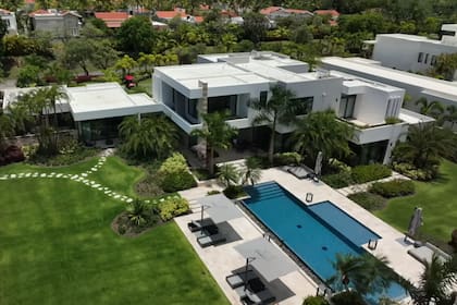 La propiedad de Paul incluye un cine privado con una pantalla de 120 pulgadas, la más grande de la isla, según el propio YouTuber.