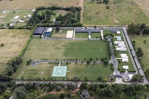 Así es la mansión en Villa Rosa con helipuerto y el asfalto a medida