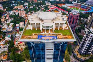 La lujosa casa construida en lo más alto de un edificio que no puede ser habitada por un polémico motivo