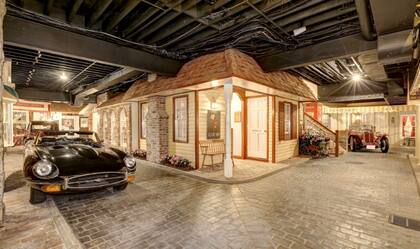 La propiedad esconde una réplica de un pequeño pueblo antiguo en su subsuelo (Washington Fine Properties)