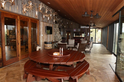 La propiedad está decorada con cabezas de ciervos ya que el dueño hace muchos años que cría venados dentro de sus tierras