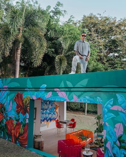 La propiedad está decorada con grafitis de artistas locales