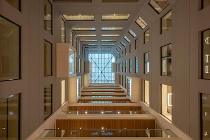 La propiedad está frente al polo gastronómico y comercial de la esquina de Florida e Irigoyen