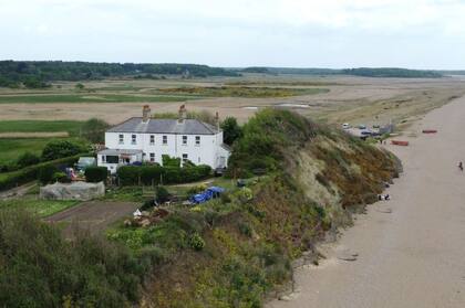 La propiedad está ubicada al borde de un acantilado con riesgo de erosión (Foto: East Anglia News Service)