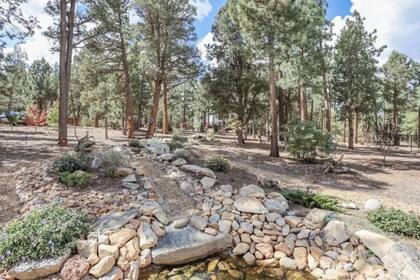 La propiedad está ubicada en la exclusiva urbanización Meadowbrook Estates y cuenta con una hectárea de terreno rodeado de naturaleza