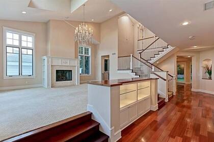 La propiedad fue construida en 2004 y destaca por su fachada beige con tejas, aleros salientes y ventanas con marco blanco