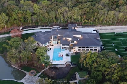 La propiedad incluye un campo con el logo de Mahomes y su apellido en la zona de anotación, además de una piscina y un hoyo de golf