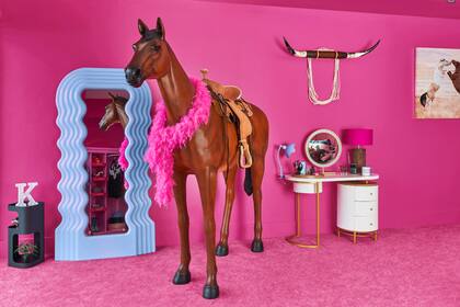 La propiedad incluye un impresionante caballo de tamaño real como parte de la ambientación.