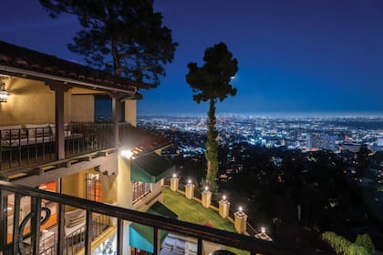 La propiedad ofrece imponentes vistas panorámicas de
la ciudad de Los Ángeles