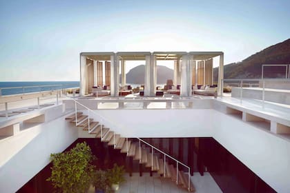 La propiedad posee espacios descubiertos conectados por escaleras