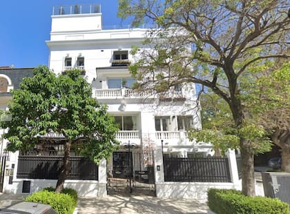 La propiedad posee tres plantas, con balcones, terraza y un ascensor