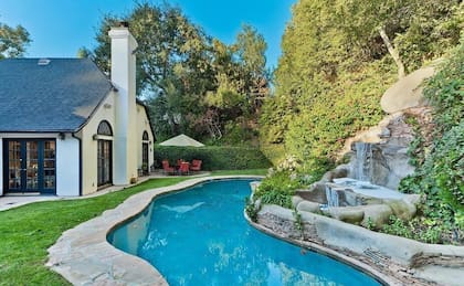 La propiedad que Sandra Bullock adquirió en Beverly Hills tiene una piscina y una hermosa cascada artificial.