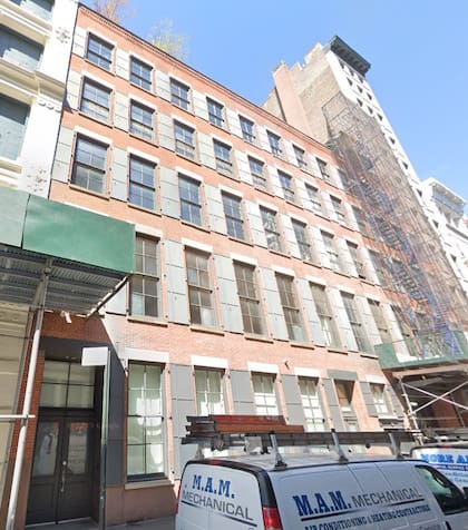 La propiedad se encuentra al 30 en la calle Crosby Street