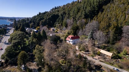 La propiedad se levanta en el Km 1,5 de la Av. Bustillo, sobre un terreno de 1,8 hectáreas con vista al lago Nahuel Huapi.
