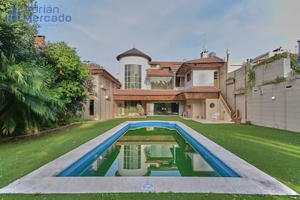 La propiedad tiene 500 m² al aire libre con pileta