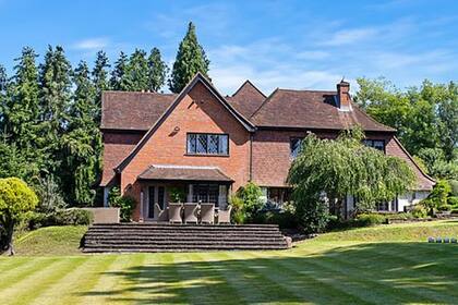 La propiedad tiene cinco dormitorios y seis baños