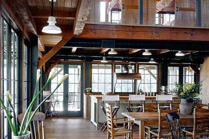 La propiedad tiene muchos ventanales para dejar entrar la luz natural