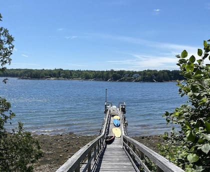 La propiedad tiene salida a uno de los islotes con muelle incluido para embarcaciones de pequeño porte. Foto: Realtor.com