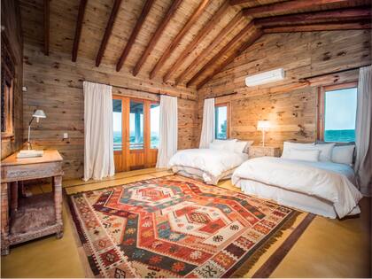 La propiedad tiene seis habitaciones en suite; también se sumarán al proyecto habitaciones de estilo glamping, distribuídas a los largo del terreno