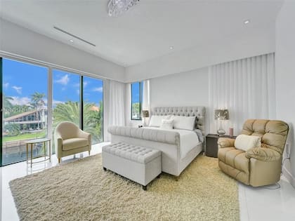 La propiedad tiene seis habitaciones, incluidas cinco en la planta superior, y una suite principal