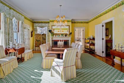 La propiedad tiene un amplio comedor en el primer piso Foto: Realtor.com