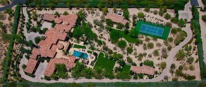 La propiedad, ubicada en Paradise Valley, fue diseñada como una residencia familiar extensa sobre un terreno de dos hectáreas
