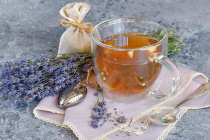 La proporción para hacer el té de lavanda es una cucharada de flores deshidratadas secas por litro de agua