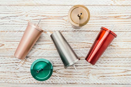 La propuesta busca obligar a los establecimientos que los clientes utilicen sus propios vasos reutilizables en lugar de los vasos de plástico de un solo uso