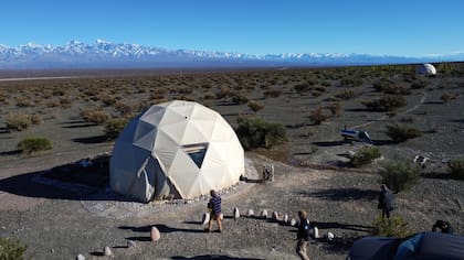 La propuesta consta de tres domos separados por 300 metros en una reserva natural de 26.000 kilómetros cuadrados frente a la Pampa del Leoncito