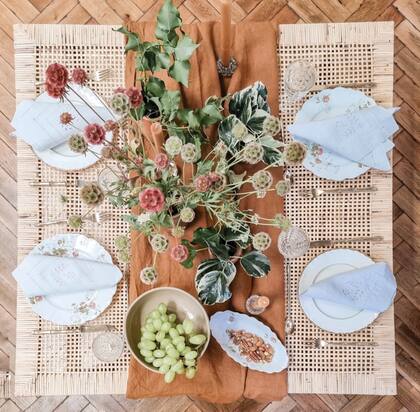 La propuesta de Cari Rios incluye una decoración con materiales naturales en tonos dorados y ocres