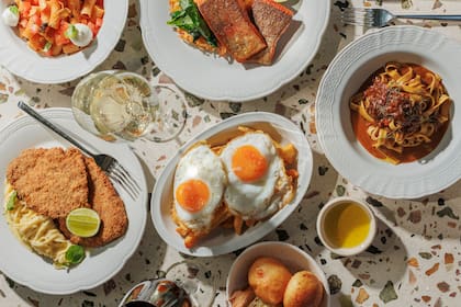 La propuesta de "cocina porteña" incluye raciones frías y calientes, parrilla y platos de autor.