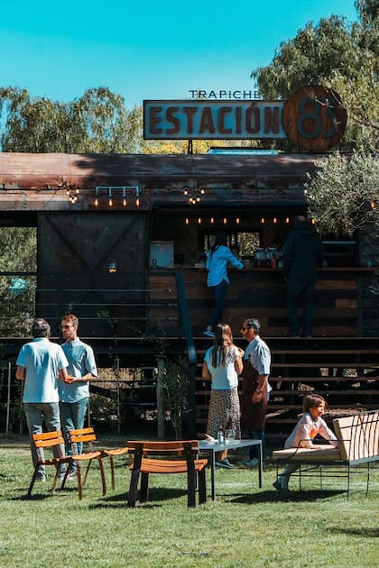 La propuesta de enoturismo de Bodega Trapiche incluye un bar de vinos al aire libre