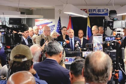 La propuesta de Giménez apunta directamente a restringir los vuelos comerciales entre Estados Unidos y la isla, bajo la premisa de que el turismo y los viajes representan una vía de financiamiento para el Estado cubano