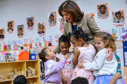 La propuesta de guarderías gratuitas de Mamdani va de la mano con el apoyo de la gobernadora Kathy Hochul a las familias, quien anunció en Manhattan la mayor inversión en cuidado infantil en la historia de Nueva York