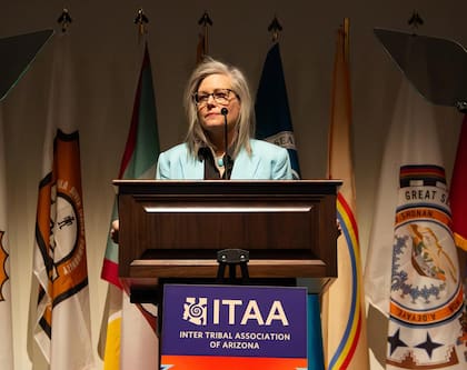 La propuesta de Katie Hobbs incluye US$20 millones para combatir y responder a los incendios forestales