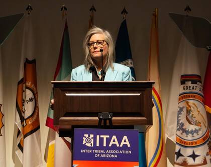 La propuesta de Katie Hobbs sobre la nueva tarifa a alquileres de corto plazo generó debate (Facebook/Governor Katie Hobbs)