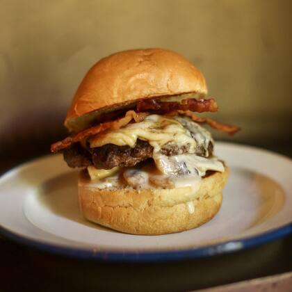 La propuesta de Saint Burger lleva medallón de carne, queso morbier, bacon y hongos.