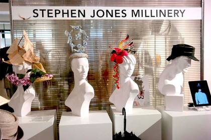 La propuesta de Stephen Jones Millinery