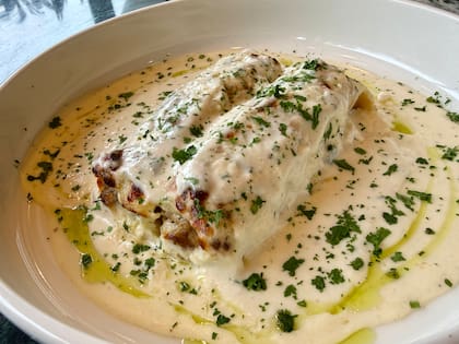 La propuesta de Tomate, liderada por el chef Facundo Berti, cruza influencias mediterráneas, pastas artesanales, carnes, vegetales asados y platos para compartir