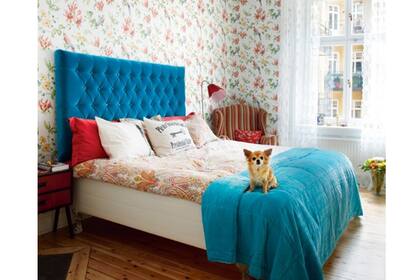 La propuesta ecléctica de esta nota: un dormitorio con una decoración jugada, el empapelado a flores y la cabecera de cama con capitoné juegan vuelven a este ambiente un espacio único y diferente (foto: pinterest.com).