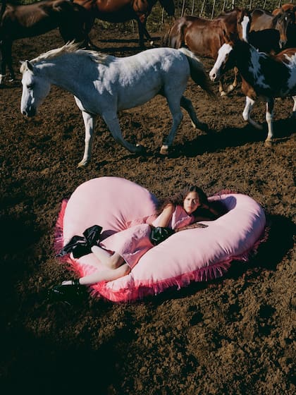 La propuesta Esquina se expresa a través de personajes; en esta ocasión, Alicia en las Pampas de las Maravillas combina elementos del campo argentino y la fantasía.