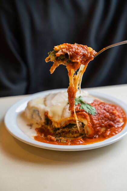 La propuesta gastronómica se renueva, pero también mantiene clásicos como la lasaña.