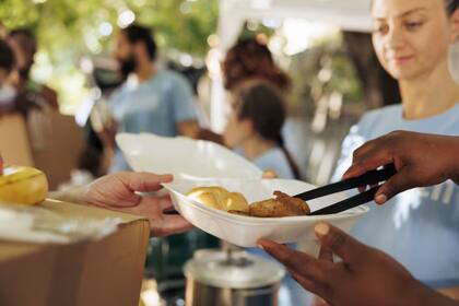 La propuesta generó un fuerte respaldo por parte de organizaciones comunitarias, líderes locales y activistas que defienden la inclusión de los inmigrantes en los programas de asistencia (Archivo)