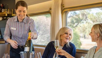 La propuesta gourmet celebra los sabores locales, como cocodrilo, canguro, barramundi o vinos de la región.