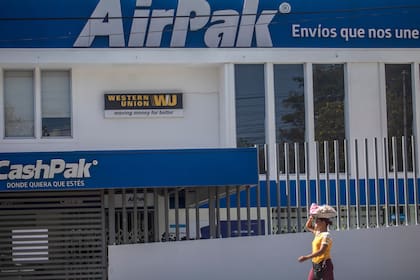 La propuesta legislativa busca aplicar un gravamen a envíos de dinero desde EE.UU. por parte de inmigrantes no ciudadanos, incluidos quienes tienen visas o TPS