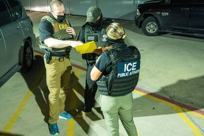 La propuesta modificaría la Ley de Seguridad Nacional de 2002, al crear la Sección 714 para exigir: insignias visibles, identificación oficial y reportes al Congreso sobre el uso de equipo táctico en 30 días